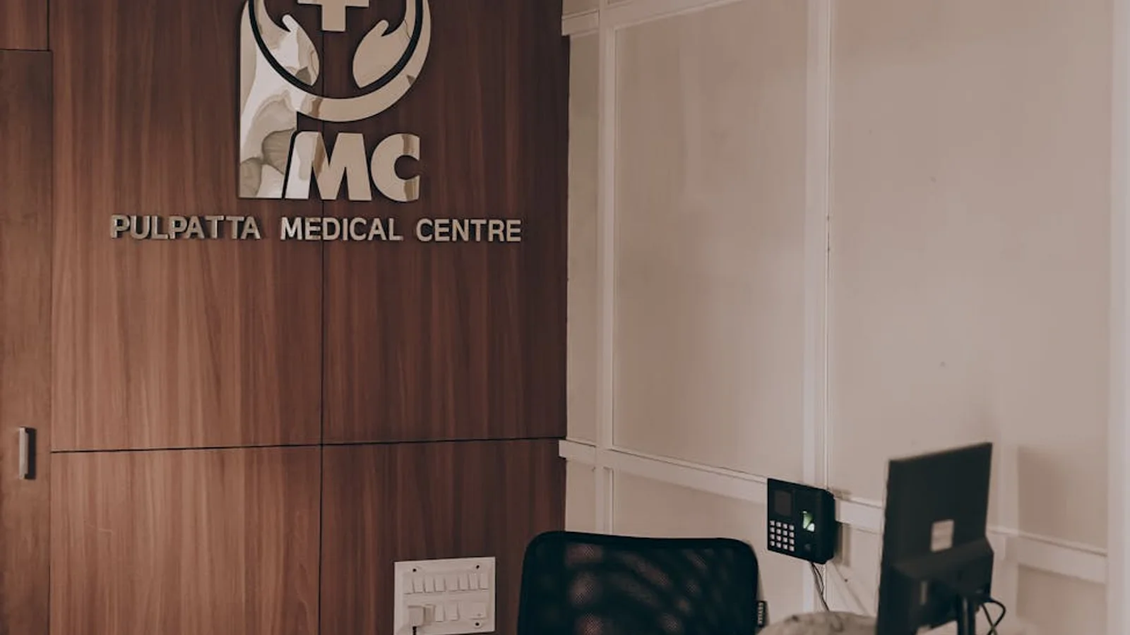 Clinical wayfinding experience supporting patient confidence before consultation