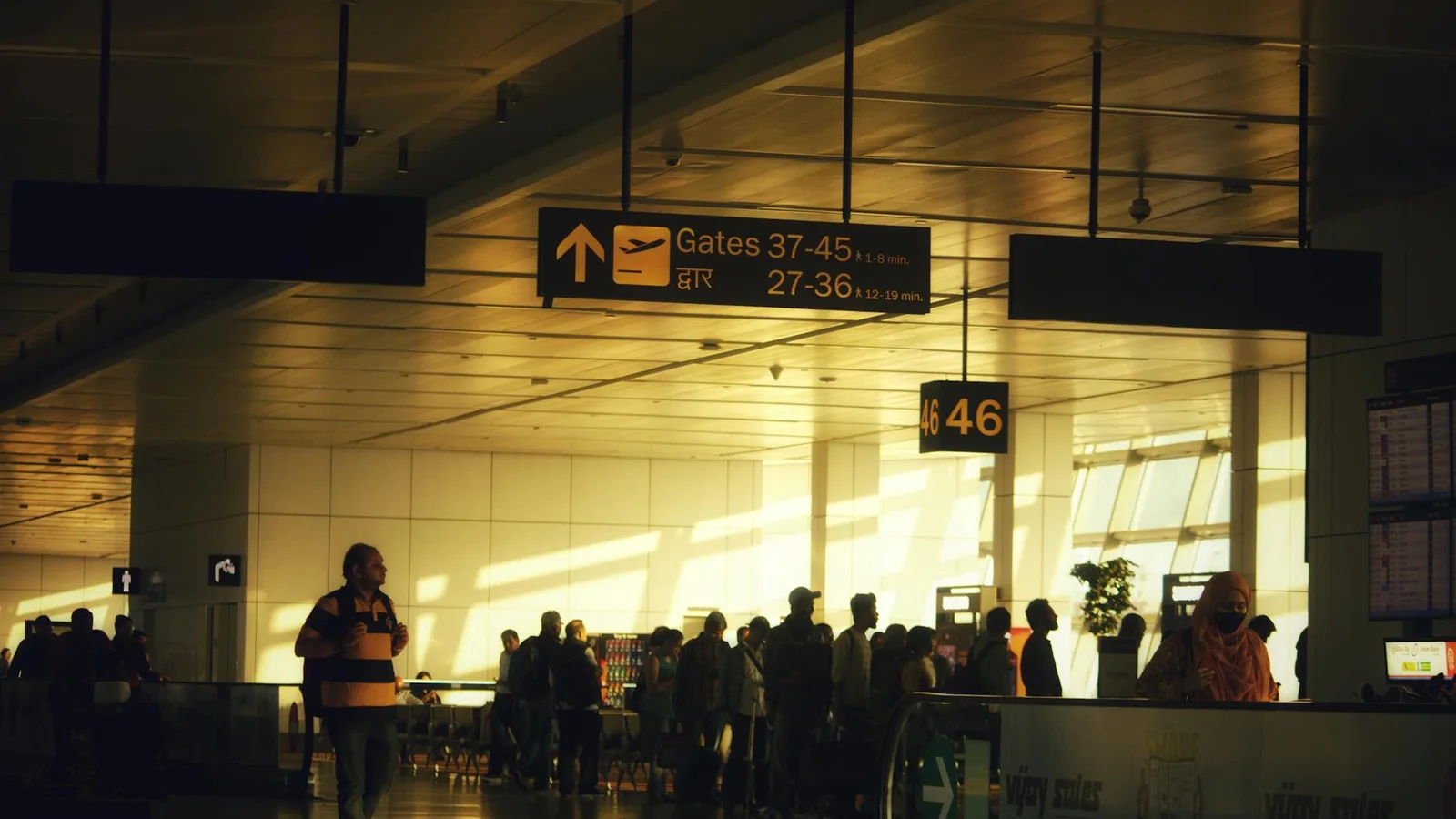Airport curb-to-gate passenger journey with confidence and flow management