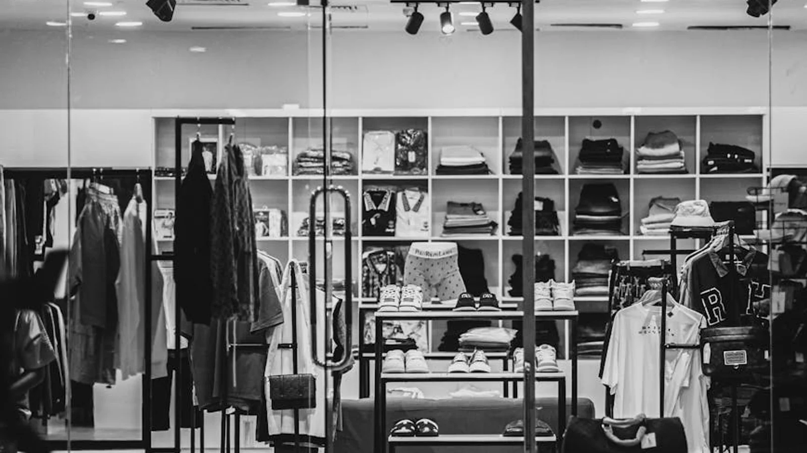 Store entrance with measured visitor quality and conversion potential
