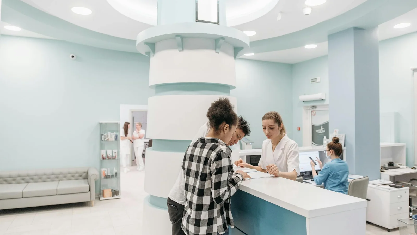 Healthcare handoff between registration and care with clear patient progression
