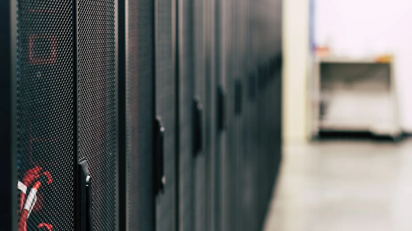 Edge and cloud architecture reducing local decision latency at scale