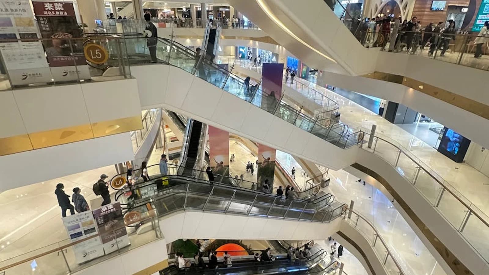 Shopping mall anchor-to-anchor flow across different dayparts
