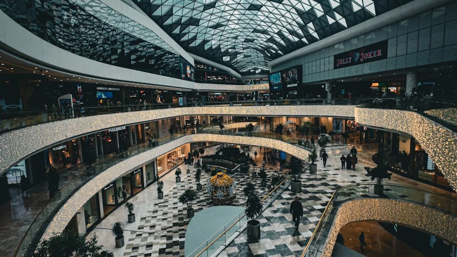 Mall micro-destination between major anchors supporting visitor continuation