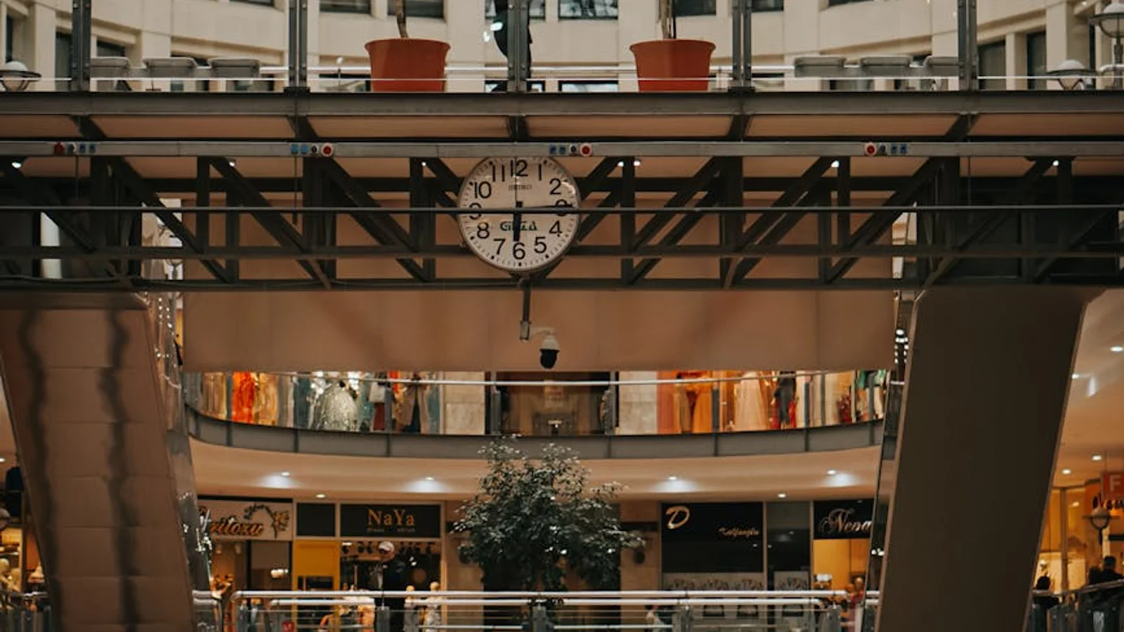 Rest zone inside a shopping mall designed to support continued commercial movement