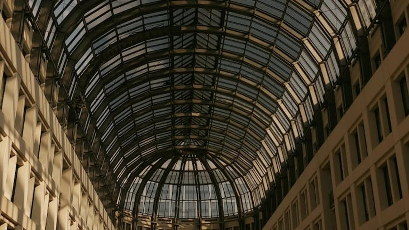 Secondary mall wing being commercially recovered without direct anchor dependence