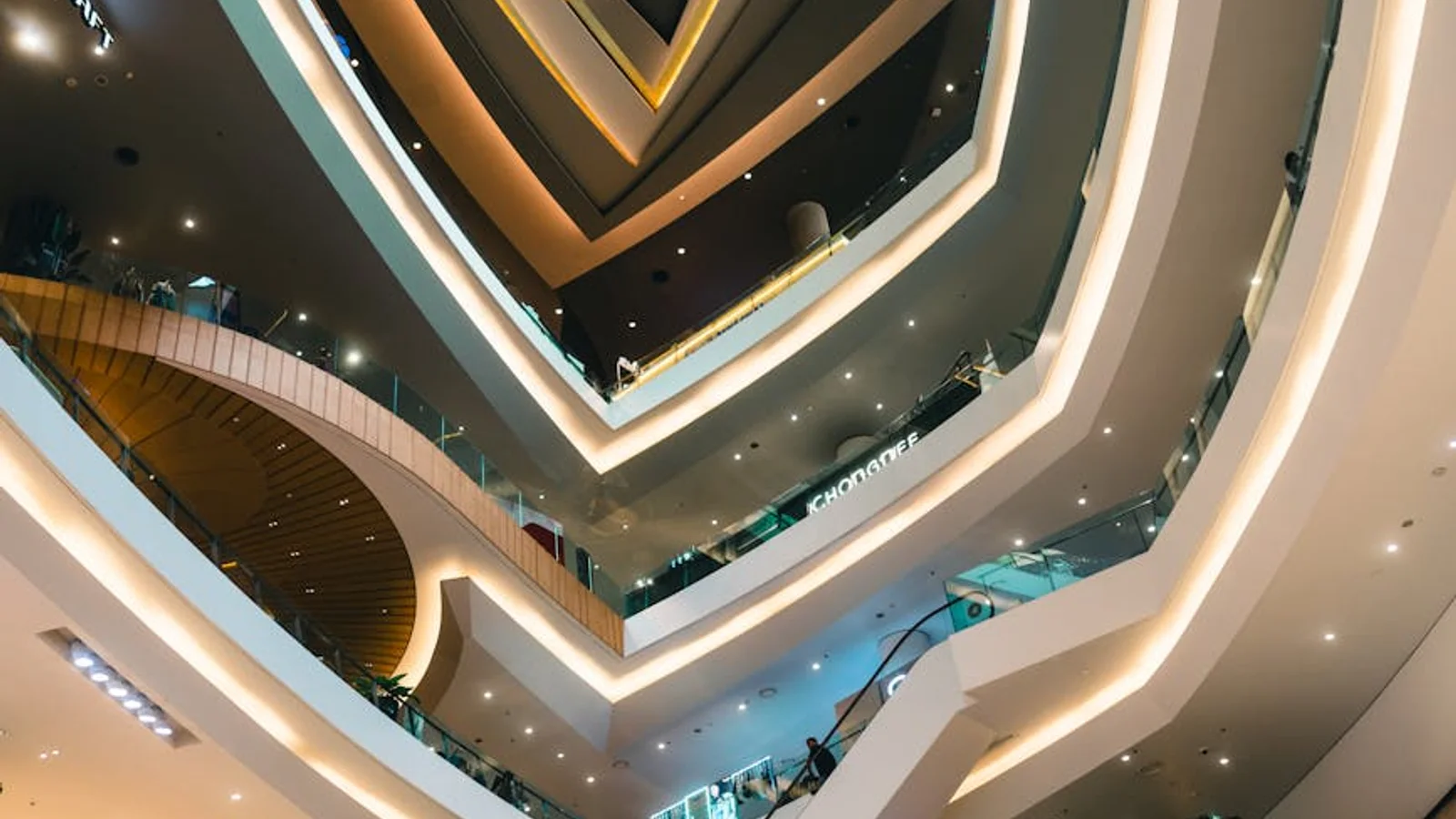 Shopping mall with inter-level visibility guiding movement between floors