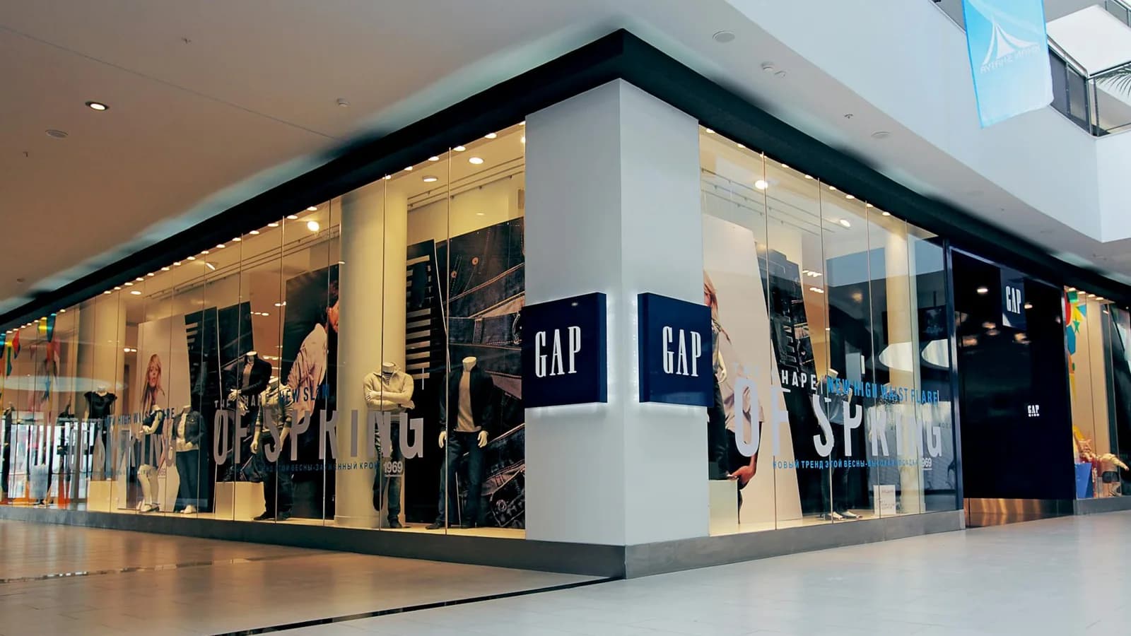 Physical retail visitor committing to an intentional in-store path