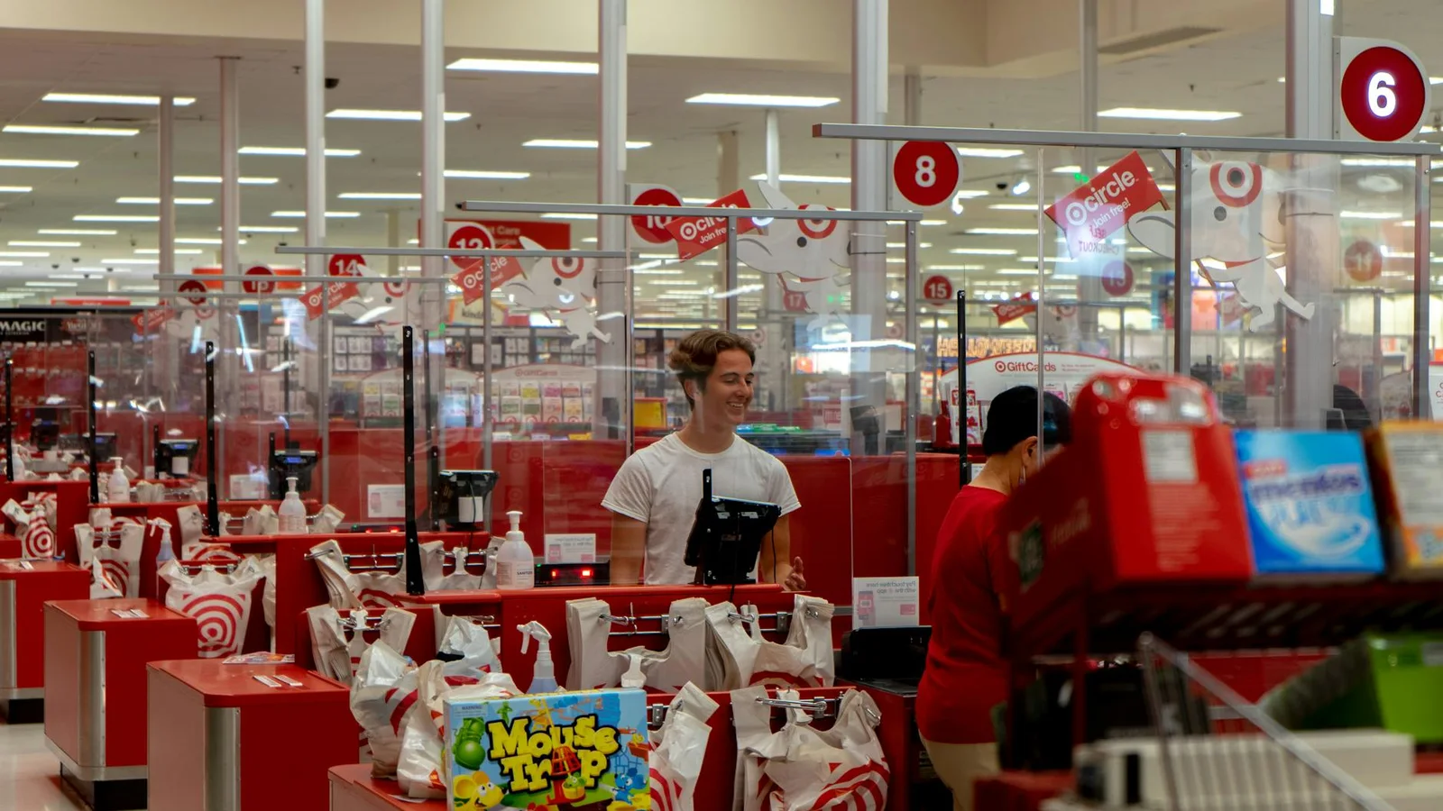 Retail service queue with visible exit and abandonment behavior