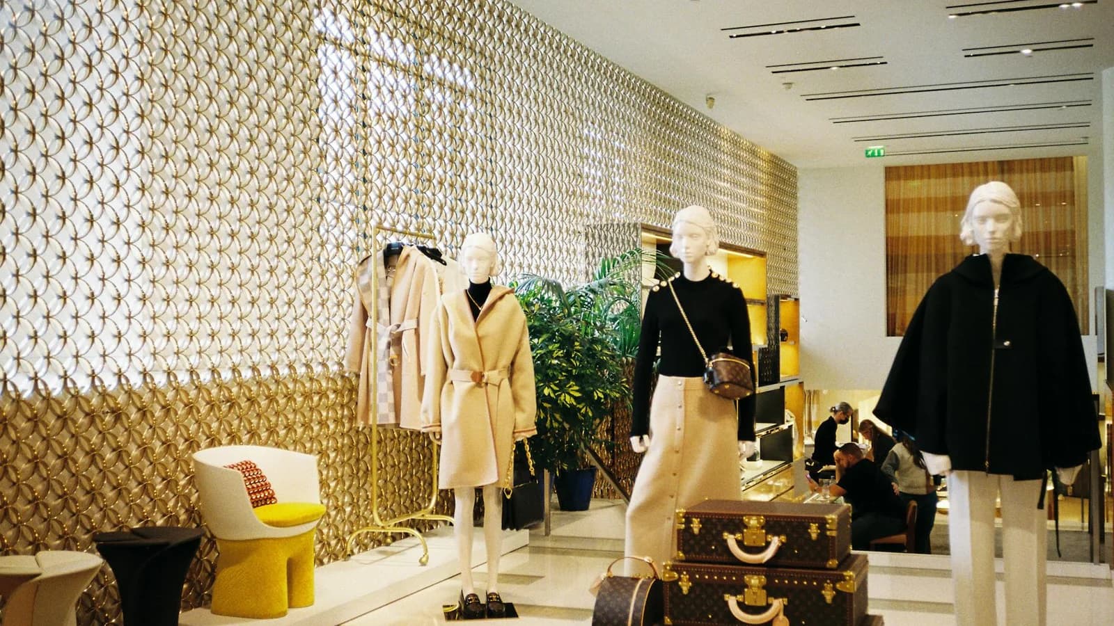 Retail entry decompression zone shaping first decisions after arrival