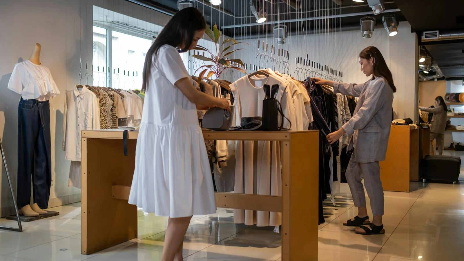 Retail replenishment activity interacting with live shopper movement