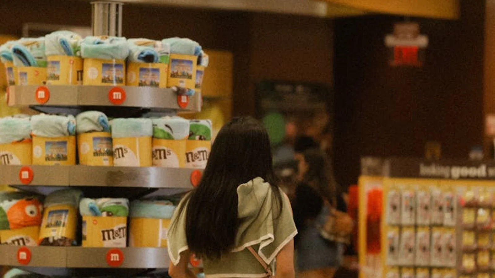 Retail service island supporting customer decisions in the middle of the floor