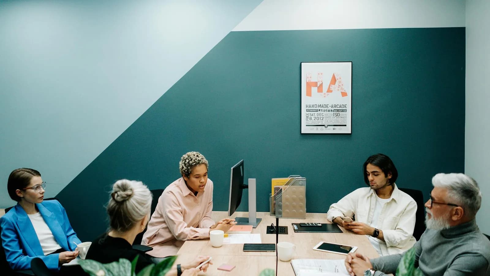 Hybrid office balancing team proximity with acoustic and behavioral calm