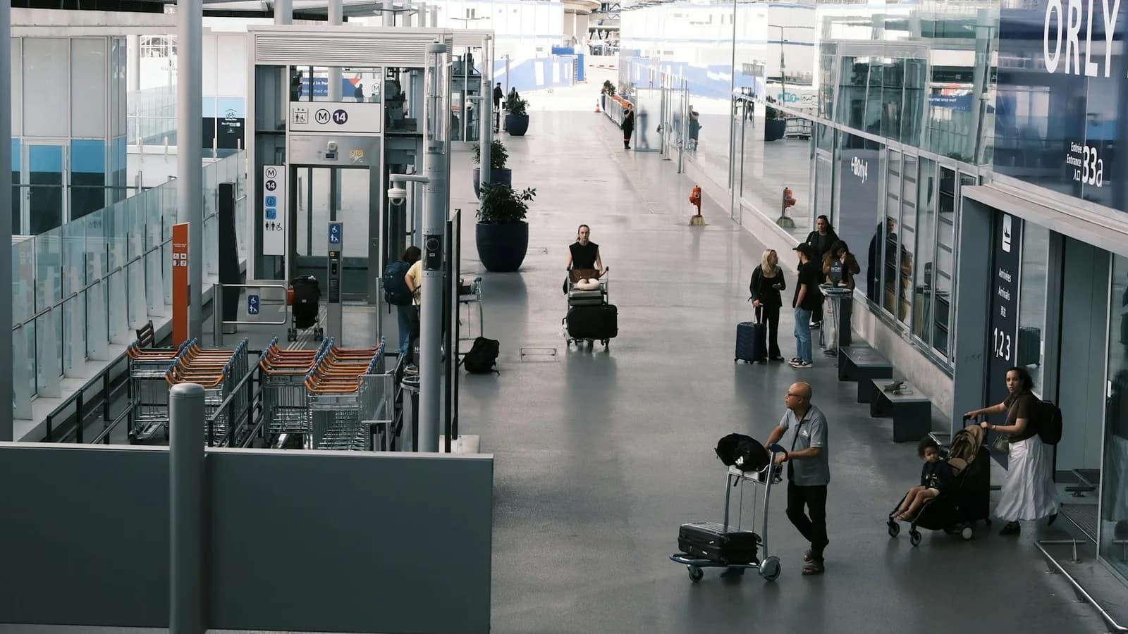 Airport terminal transfer decision point affecting onward passenger circulation